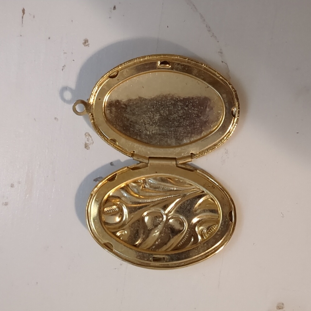 Vintage Costume Jewelry Locket - Picture 3 of 4